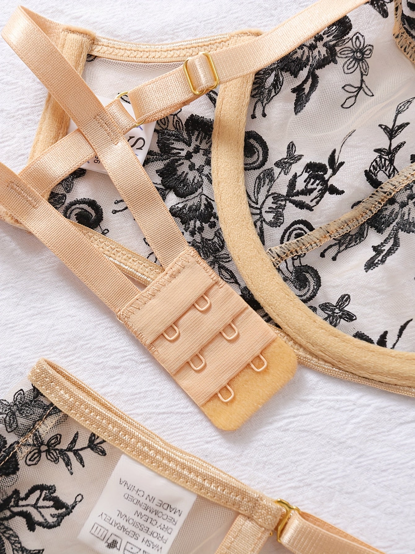 طقم ل lingerie بزهور مرسومة