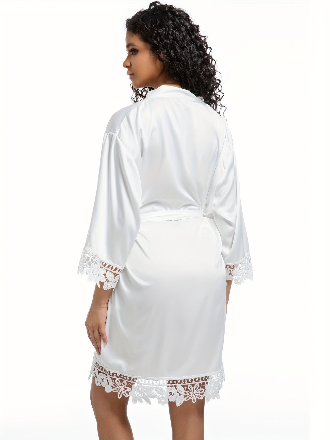 روب ساتين أبيض أنيق