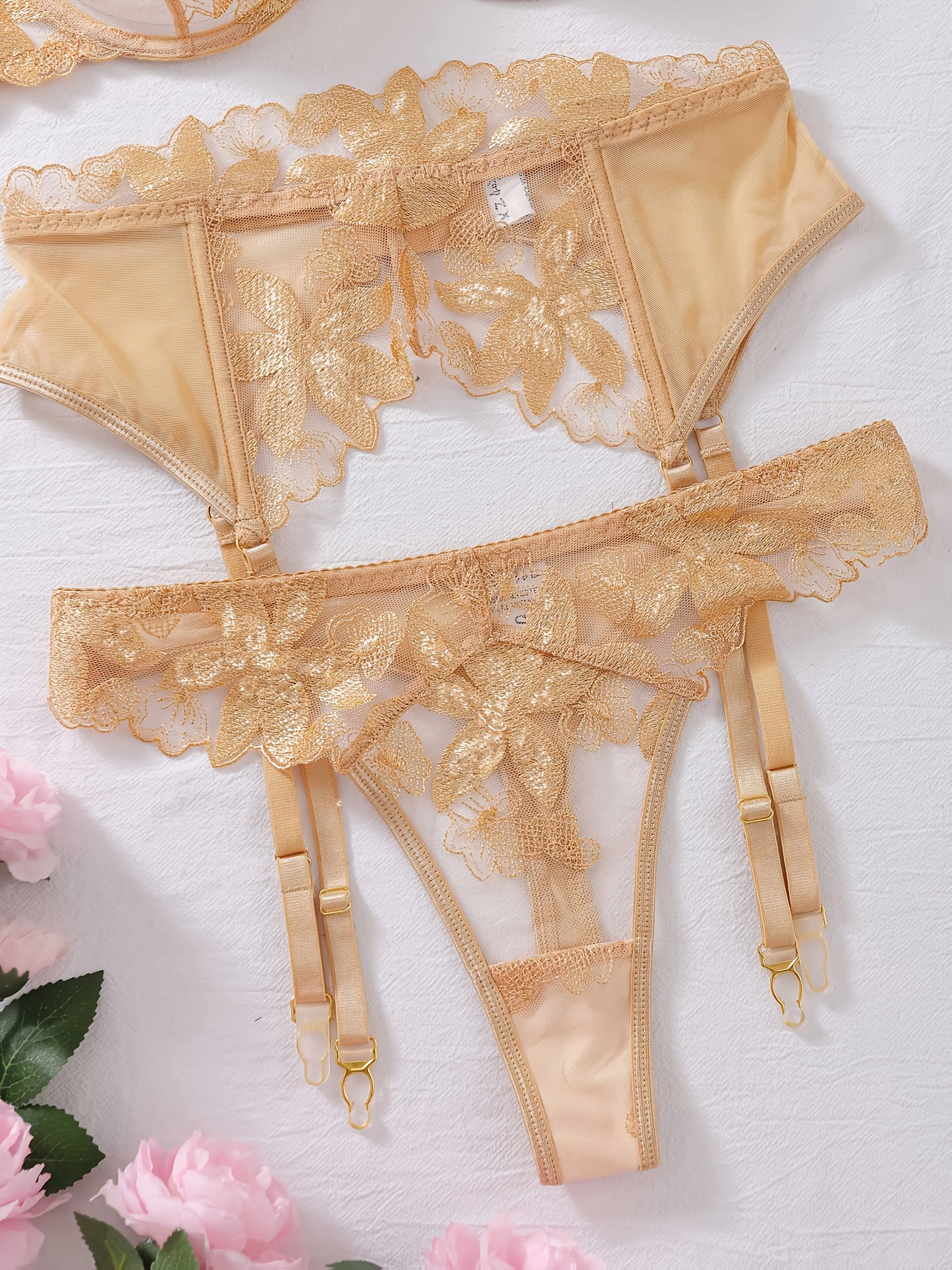 طقم لانجري ثلاثي القطع مع تطريز زهري