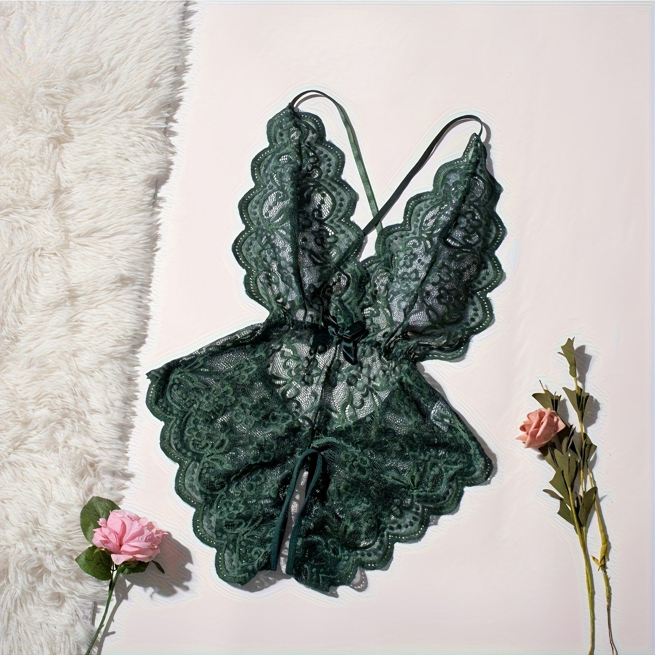 بدلة نسائية مثيرة بتصميم مفتوح