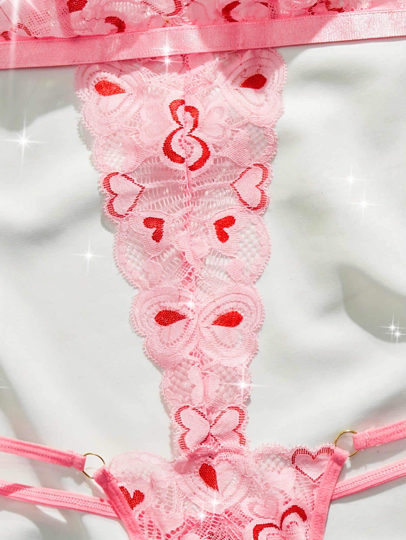 بدلة نسائية مزينة بالدانتيل