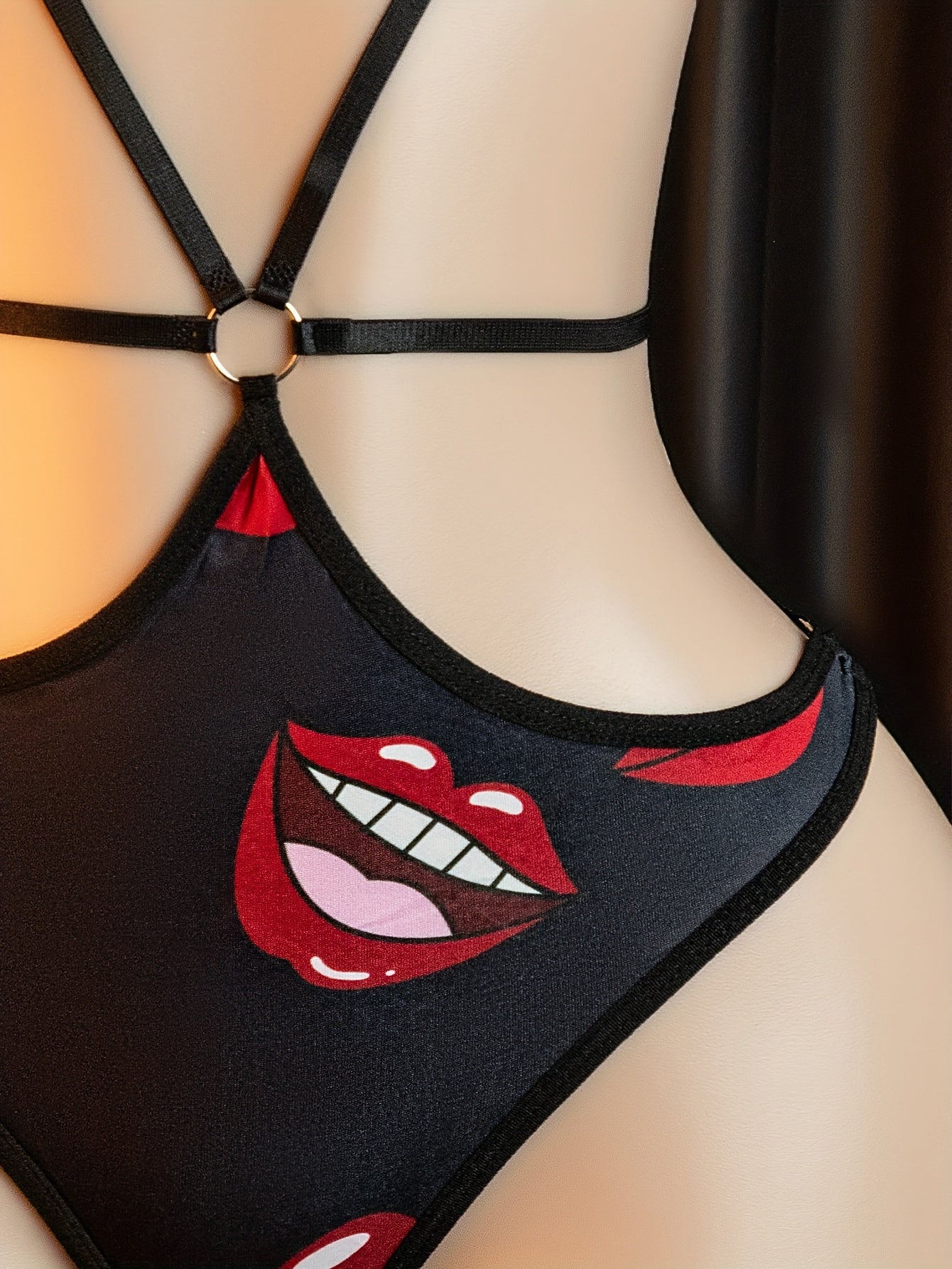 بدلة نسائية مثيرة بدون فتحة