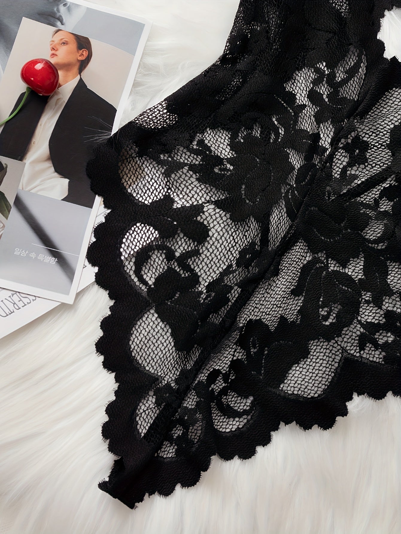 بدلة دانتيل مثيرة