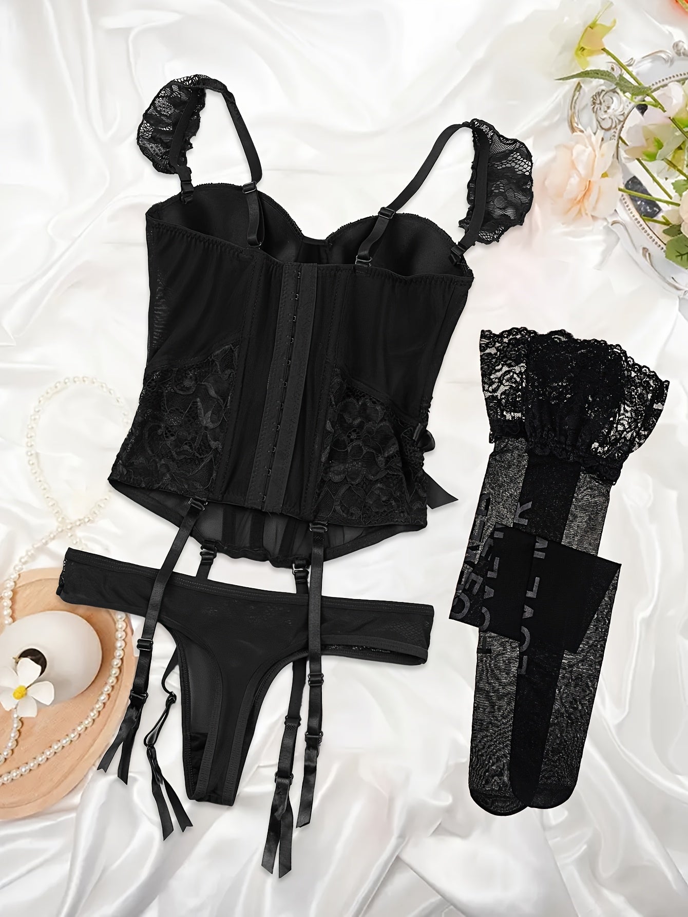 طقم لانجري دانتيل أحمر أنيق للنساء