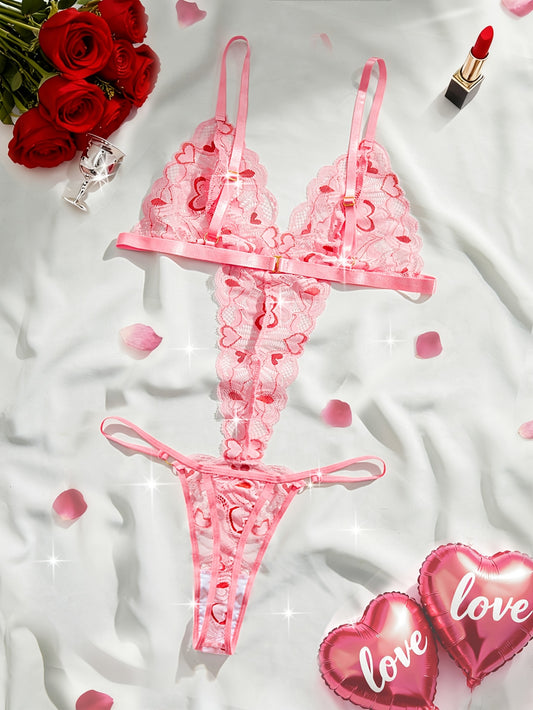 بدلة نسائية مزينة بالدانتيل