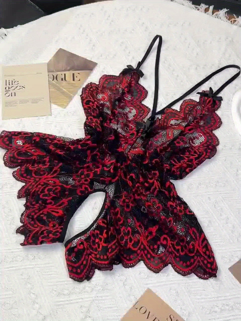 بدلة نسائية ذات حجم كبير مزخرفة