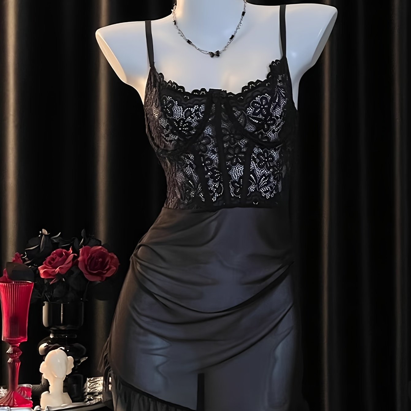 بدلة مثيرة بقصة دانتيل سوداء