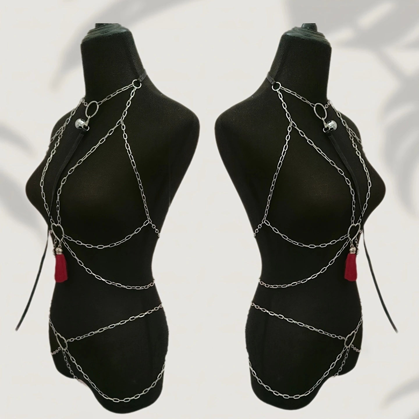 فساتين أنيقة مع سلاسل معدنية