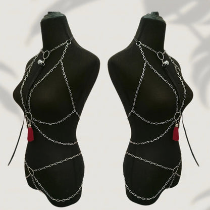 فساتين أنيقة مع سلاسل معدنية