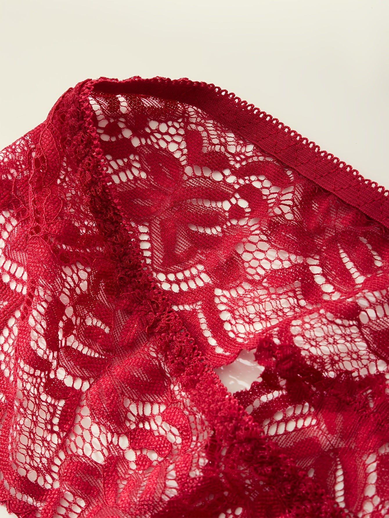 شورت داخلي دانتيل حمراء بحجم كبير