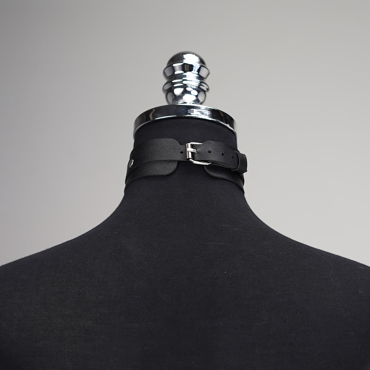 حزام عنق جلد صناعي للنساء