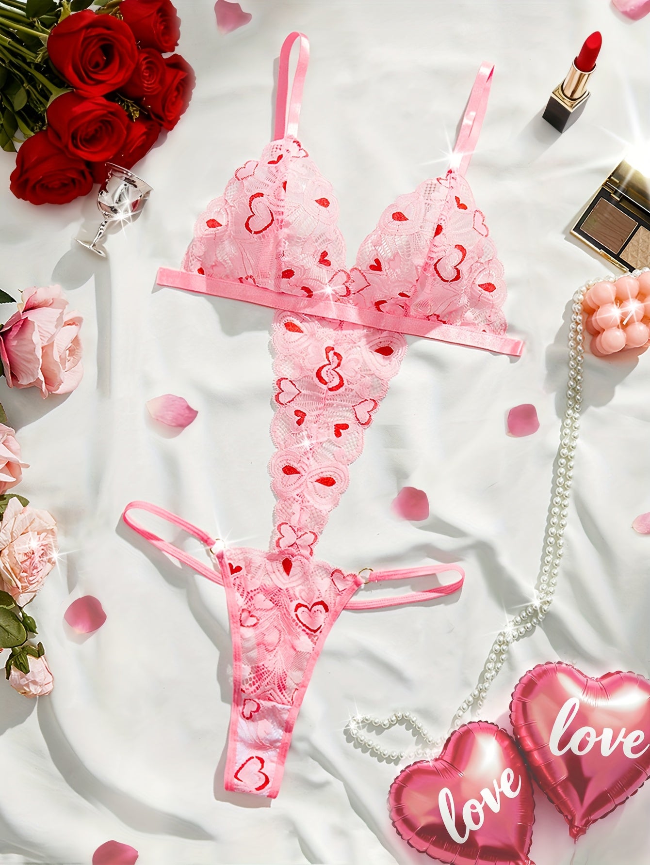 بدلة نسائية مزينة بالدانتيل