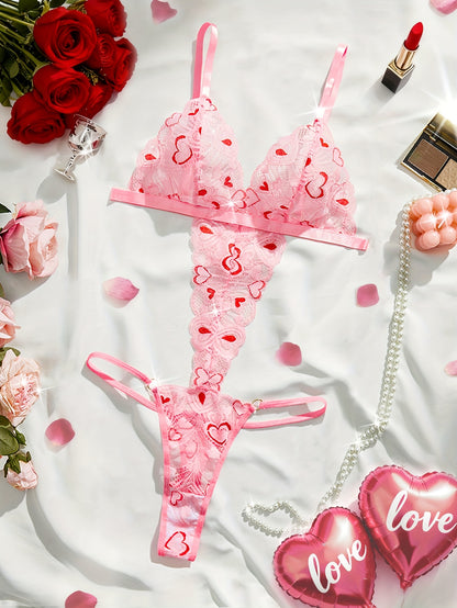 بدلة نسائية مزينة بالدانتيل