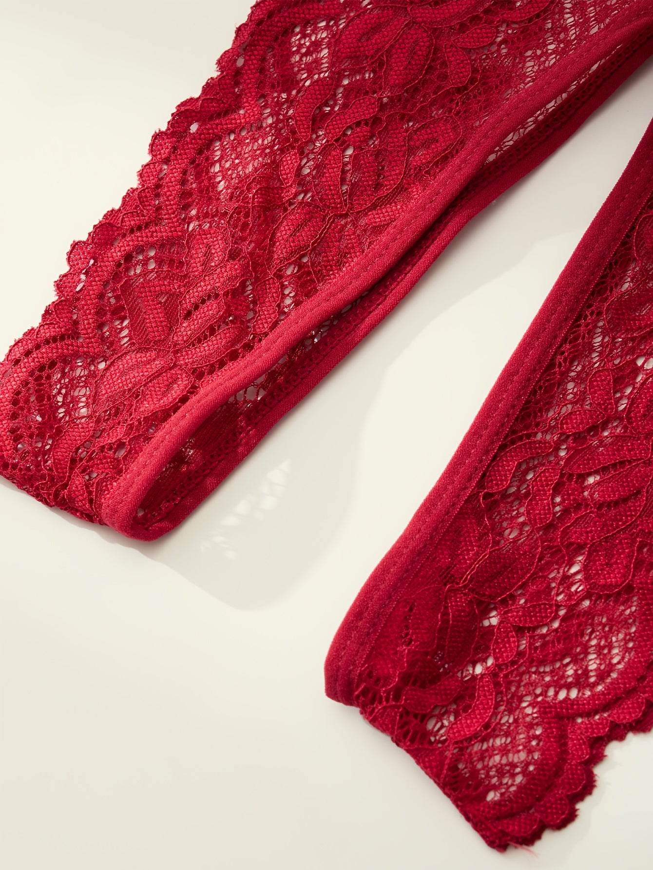 شورت داخلي دانتيل حمراء بحجم كبير