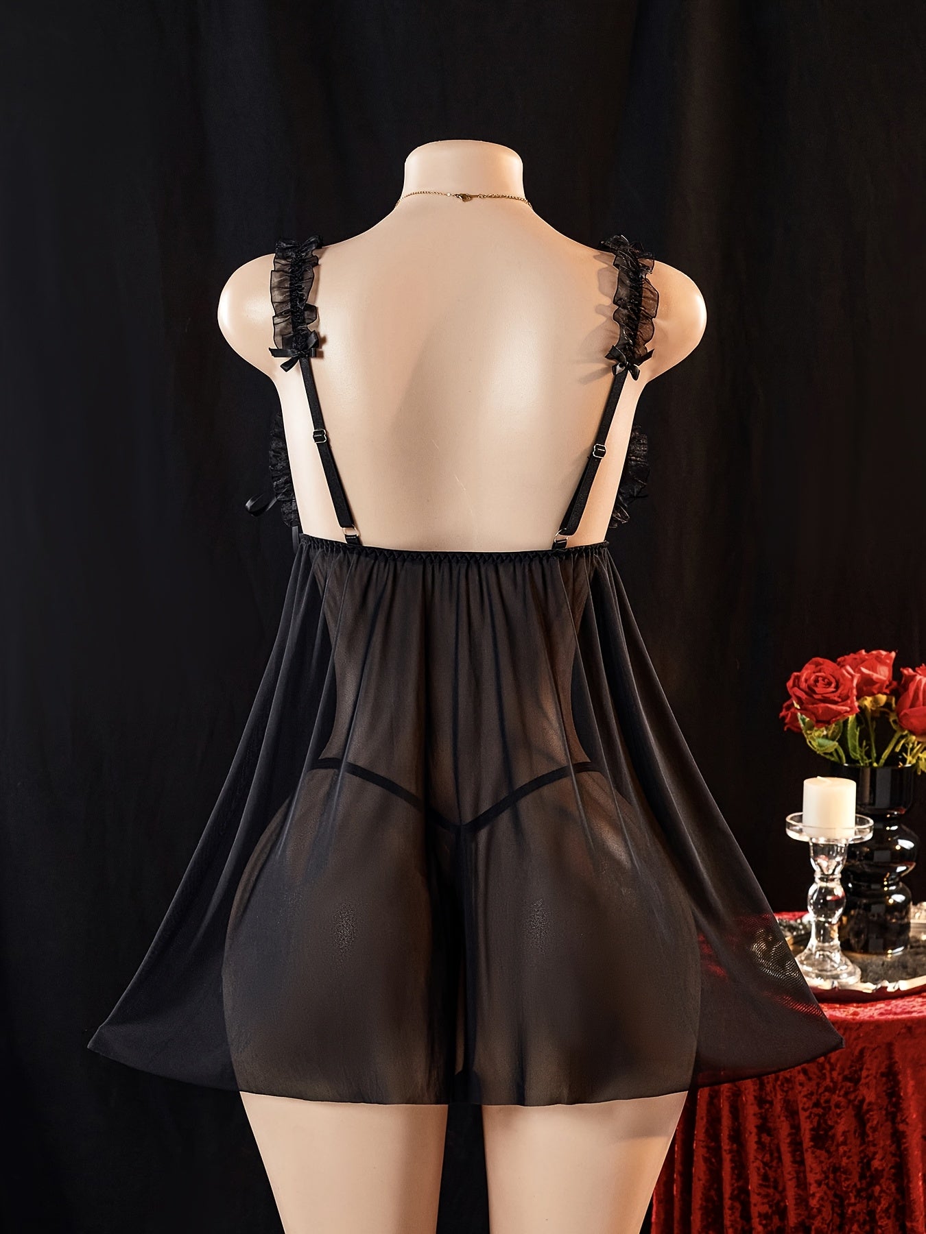 فستان مكون من قماش الدانتيل والبانتي