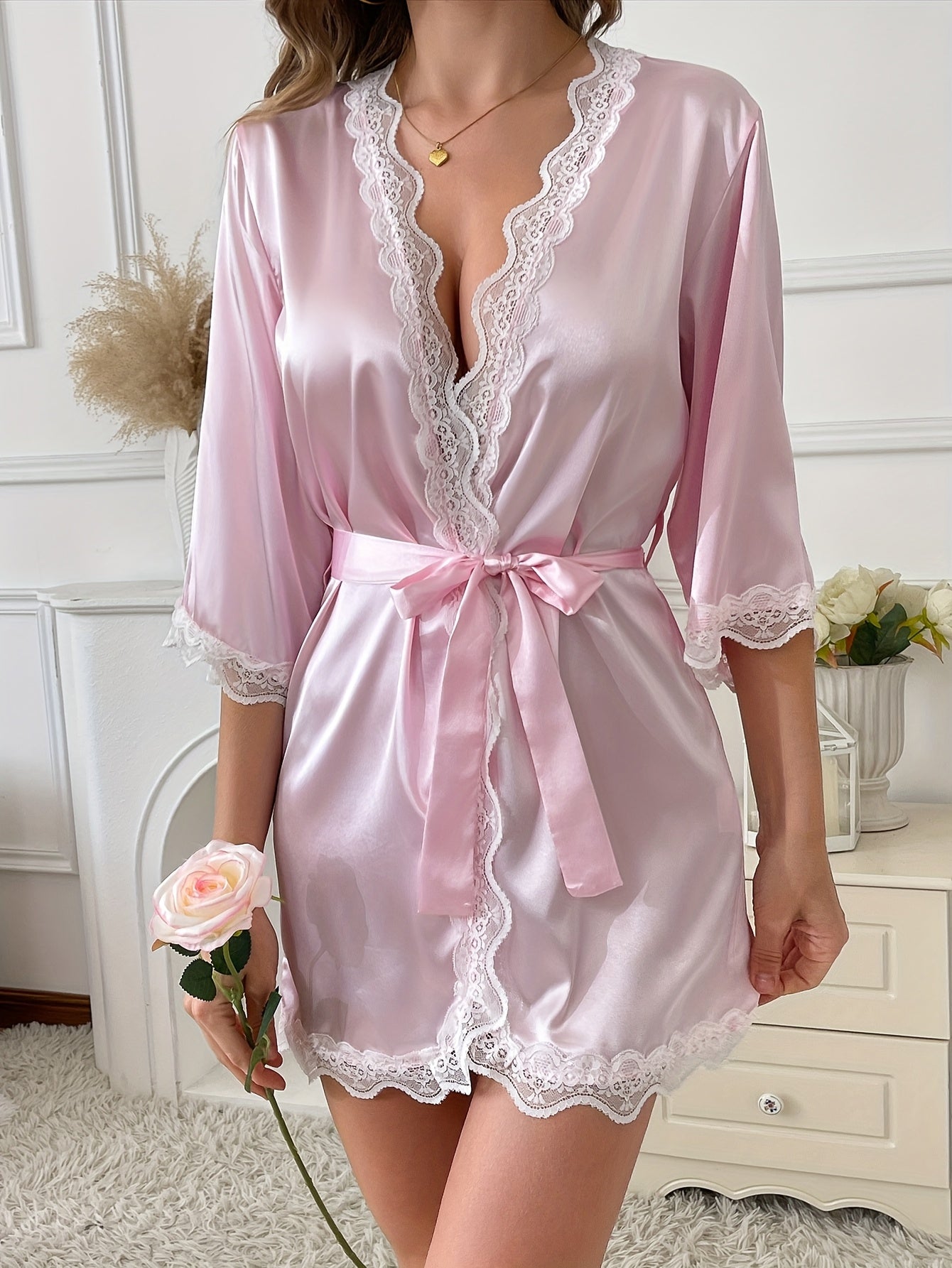 روب ساتان أسود أنيق