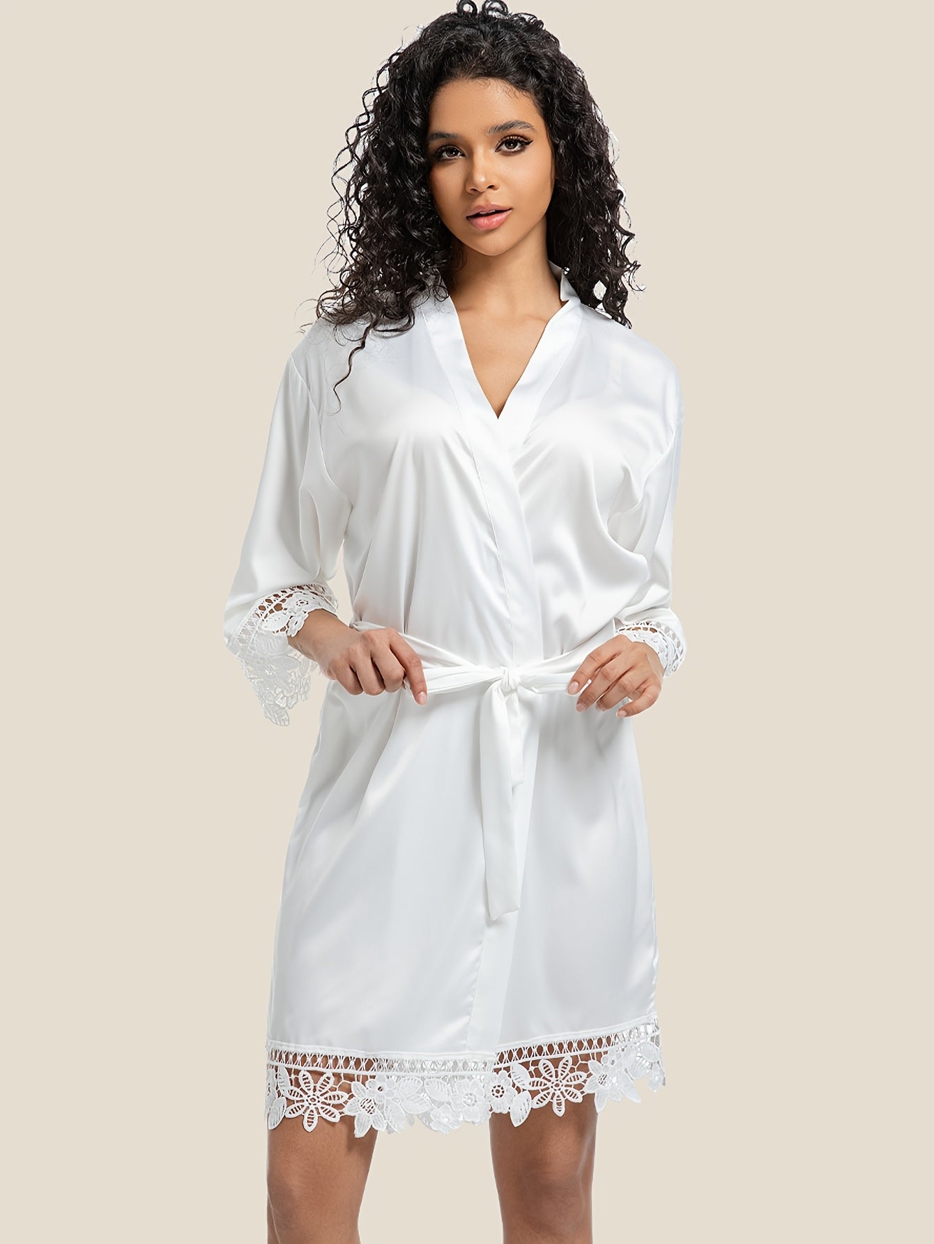 روب ساتين أبيض أنيق