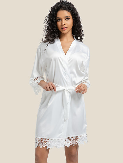 روب ساتين أبيض أنيق