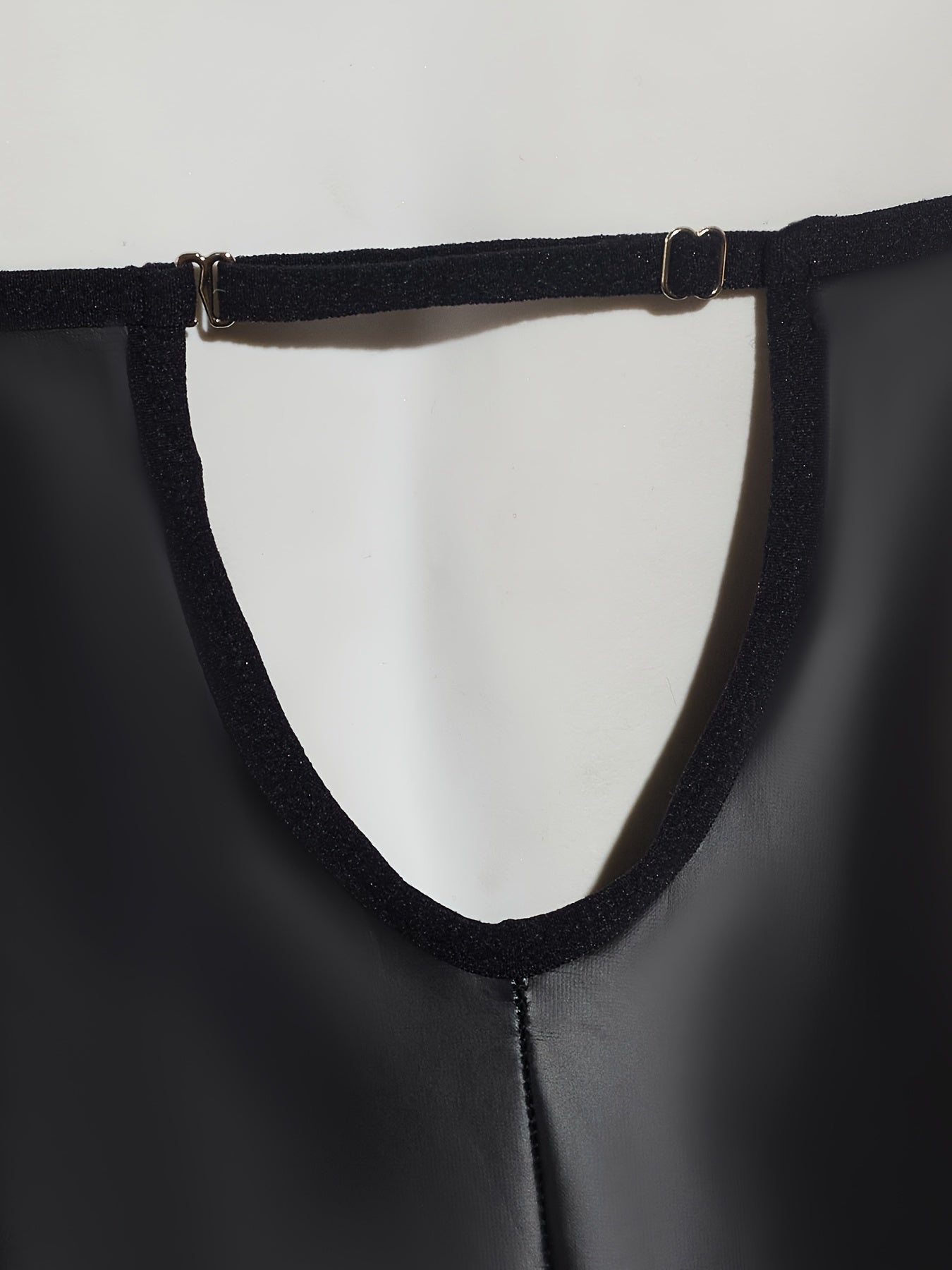 فستان شبه عاري بسحاب V