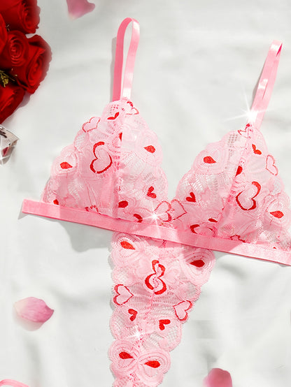 بدلة نسائية مزينة بالدانتيل