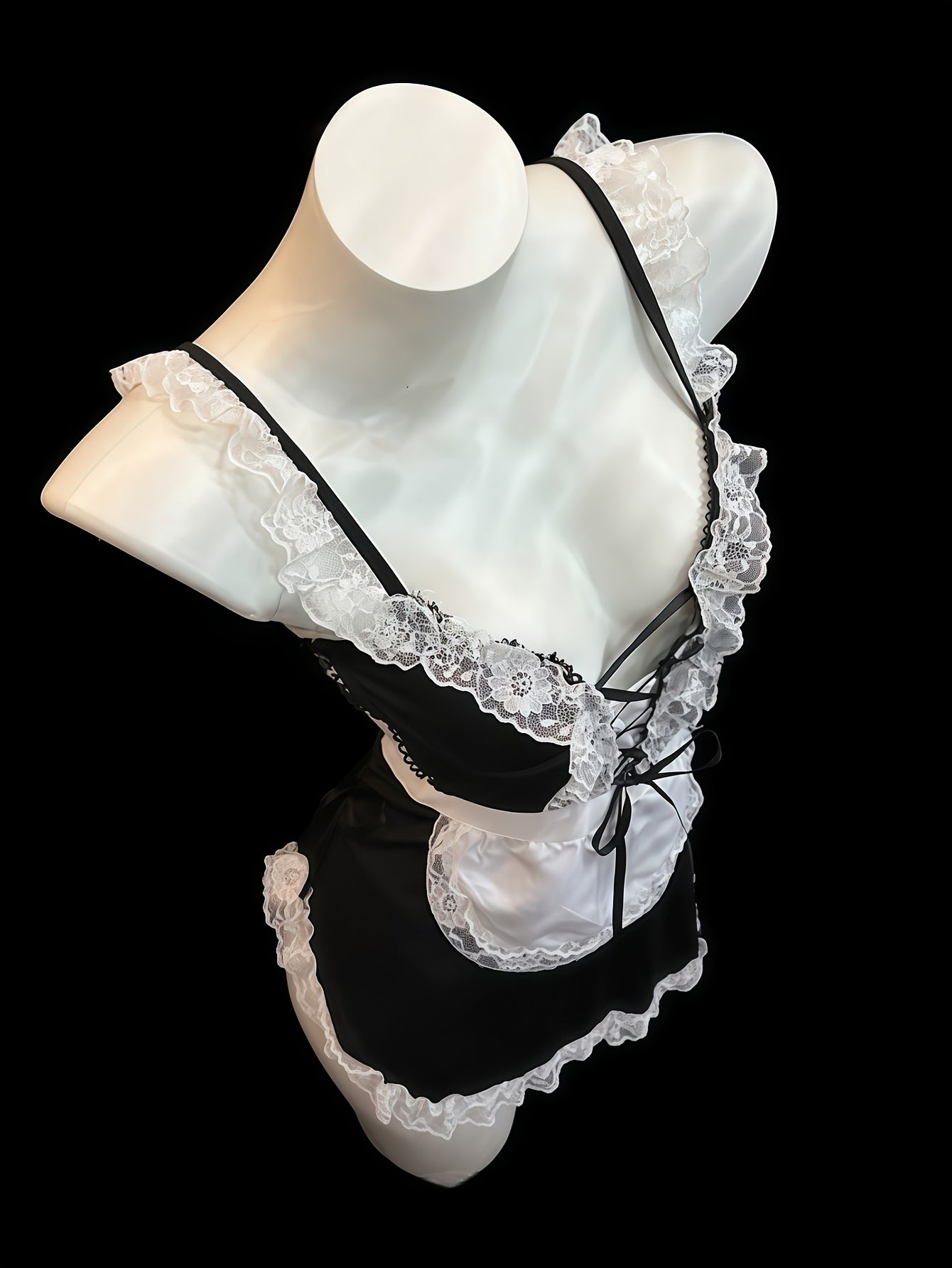 زي خادمة باللونين الأسود والأبيض