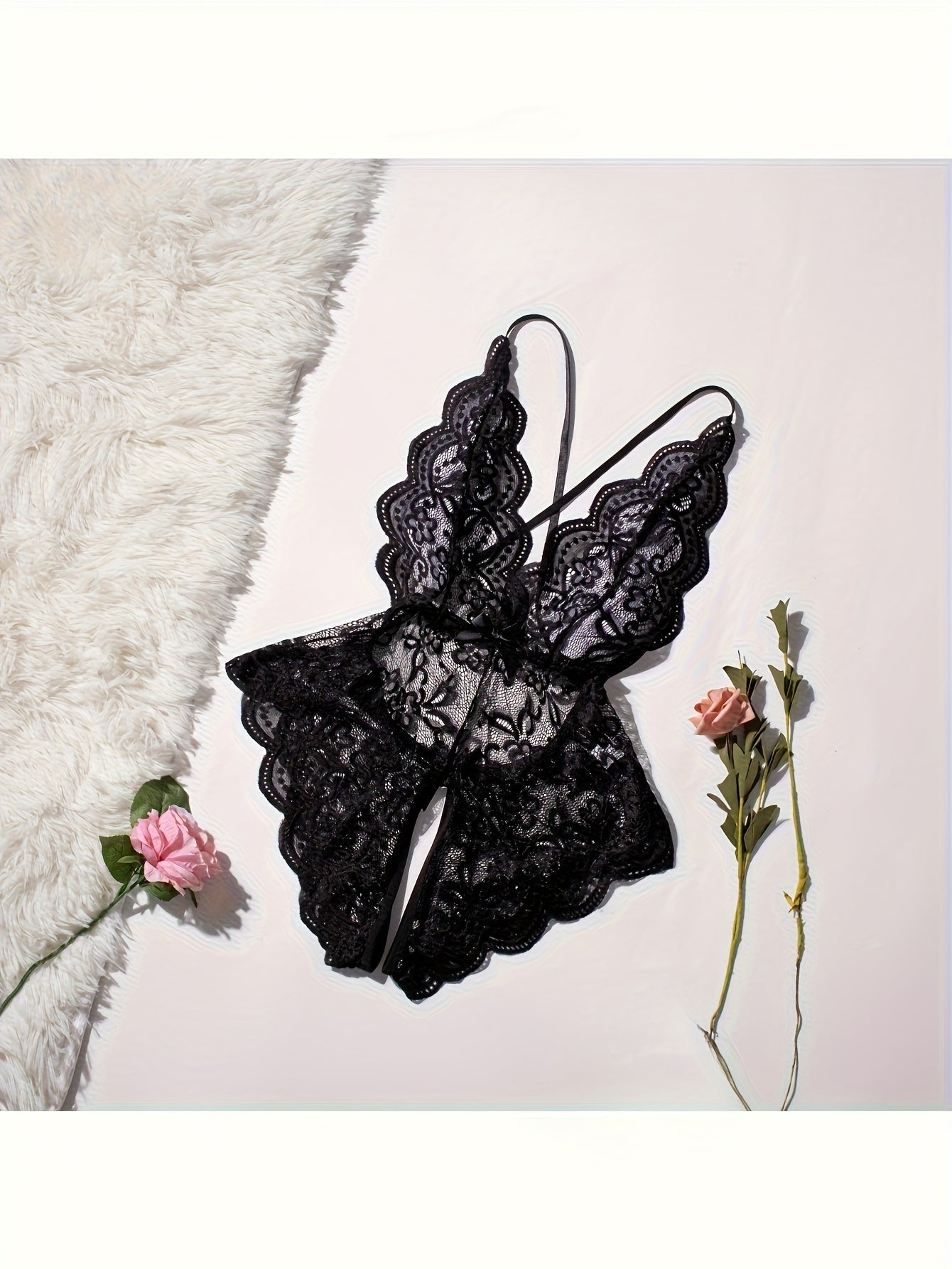 بدلة نسائية مثيرة بتصميم مفتوح