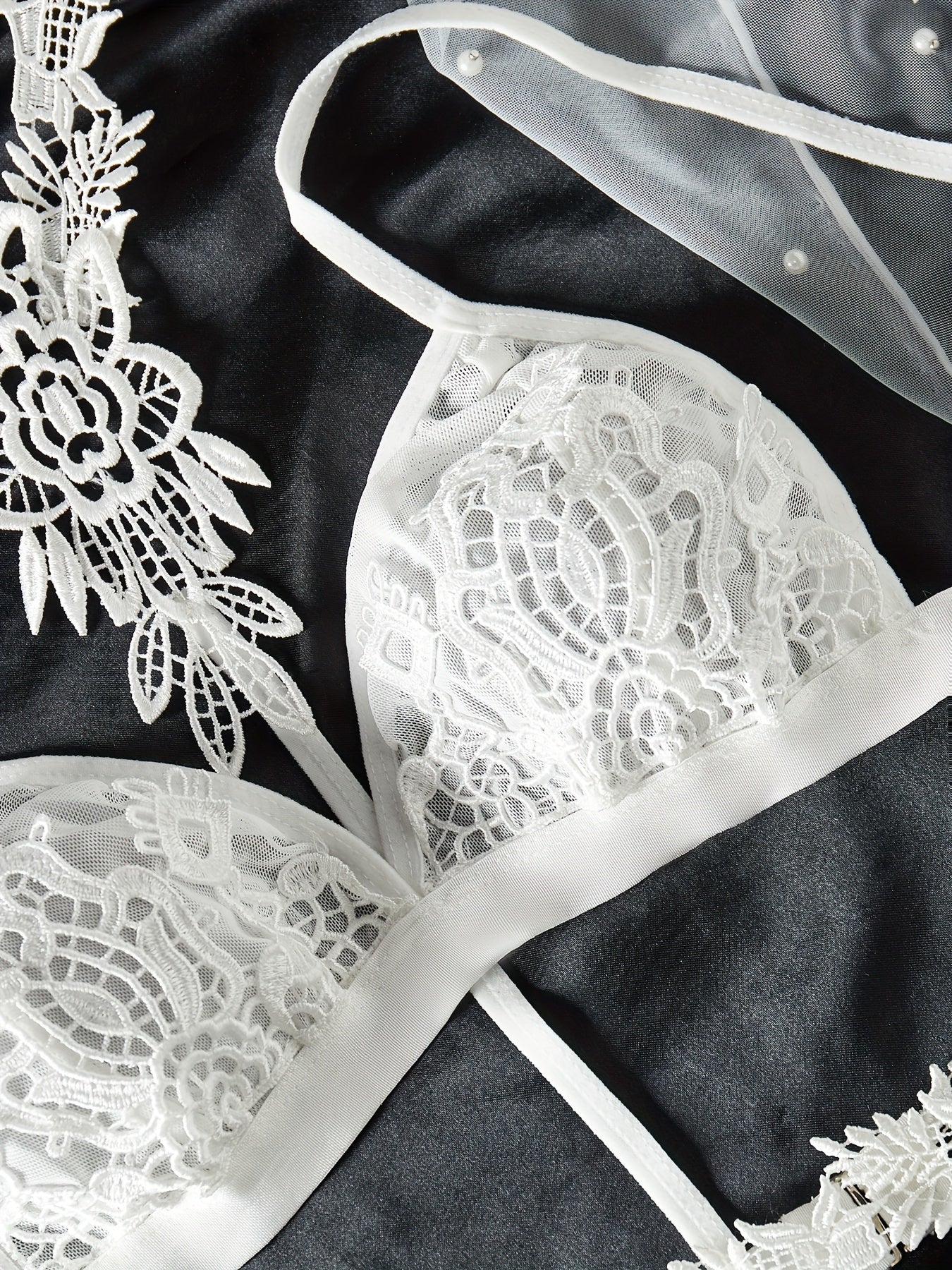 مجموعة لملابس داخلية أنيقة بيضاء