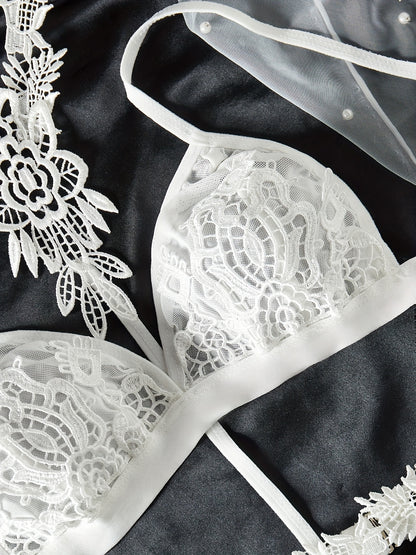 مجموعة لملابس داخلية أنيقة بيضاء