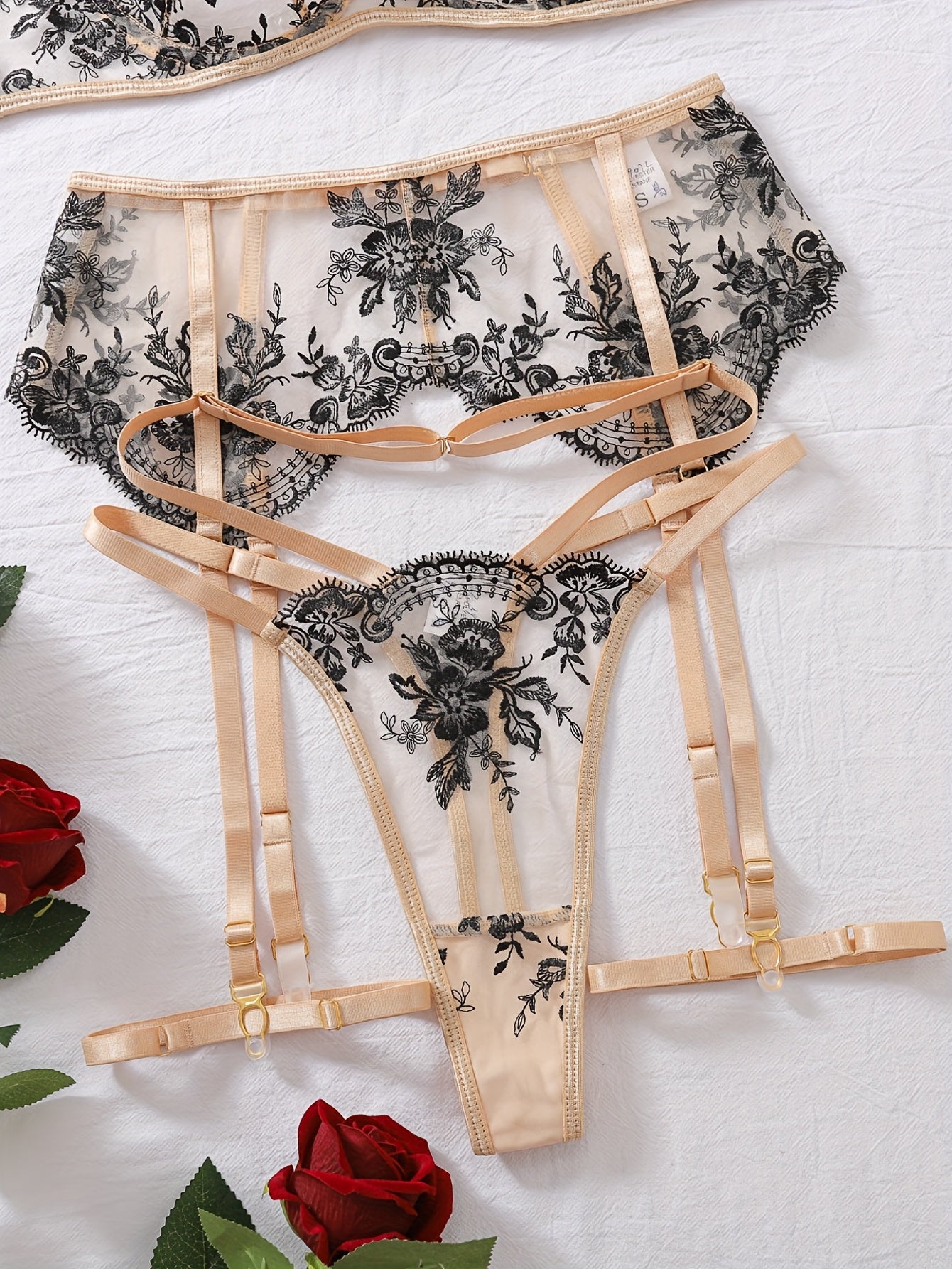 طقم ل lingerie بزهور مرسومة