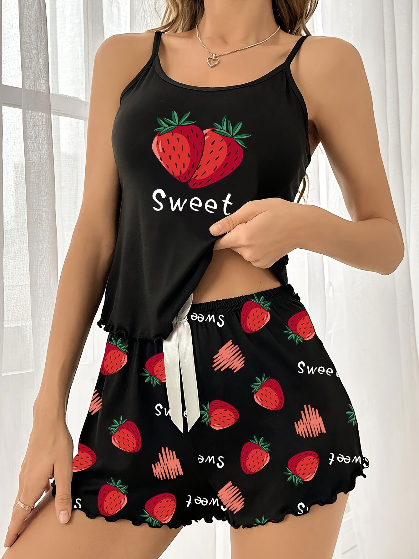 طقم بيجاما نسائي بطباعة فراولة