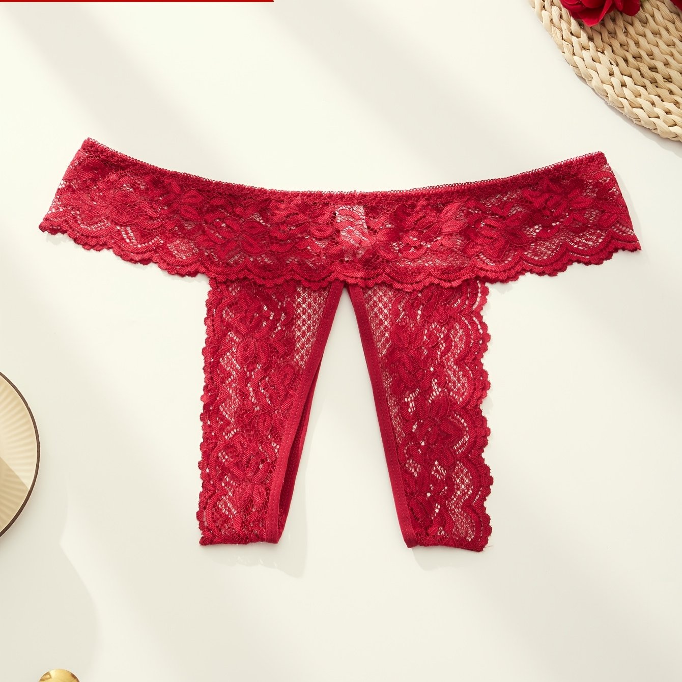 شورت داخلي دانتيل حمراء بحجم كبير