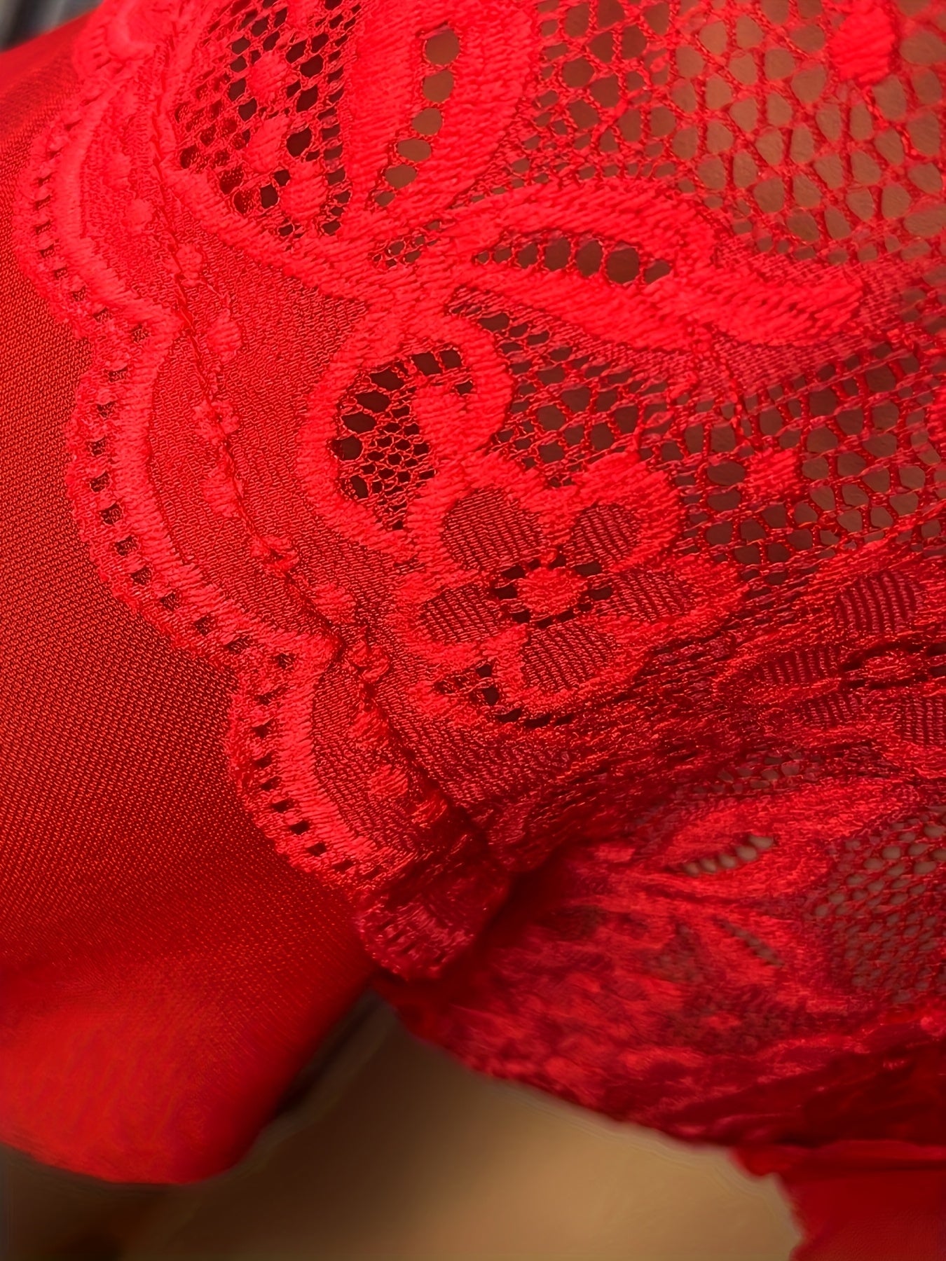 جسم نسائي دانتيل أحمر