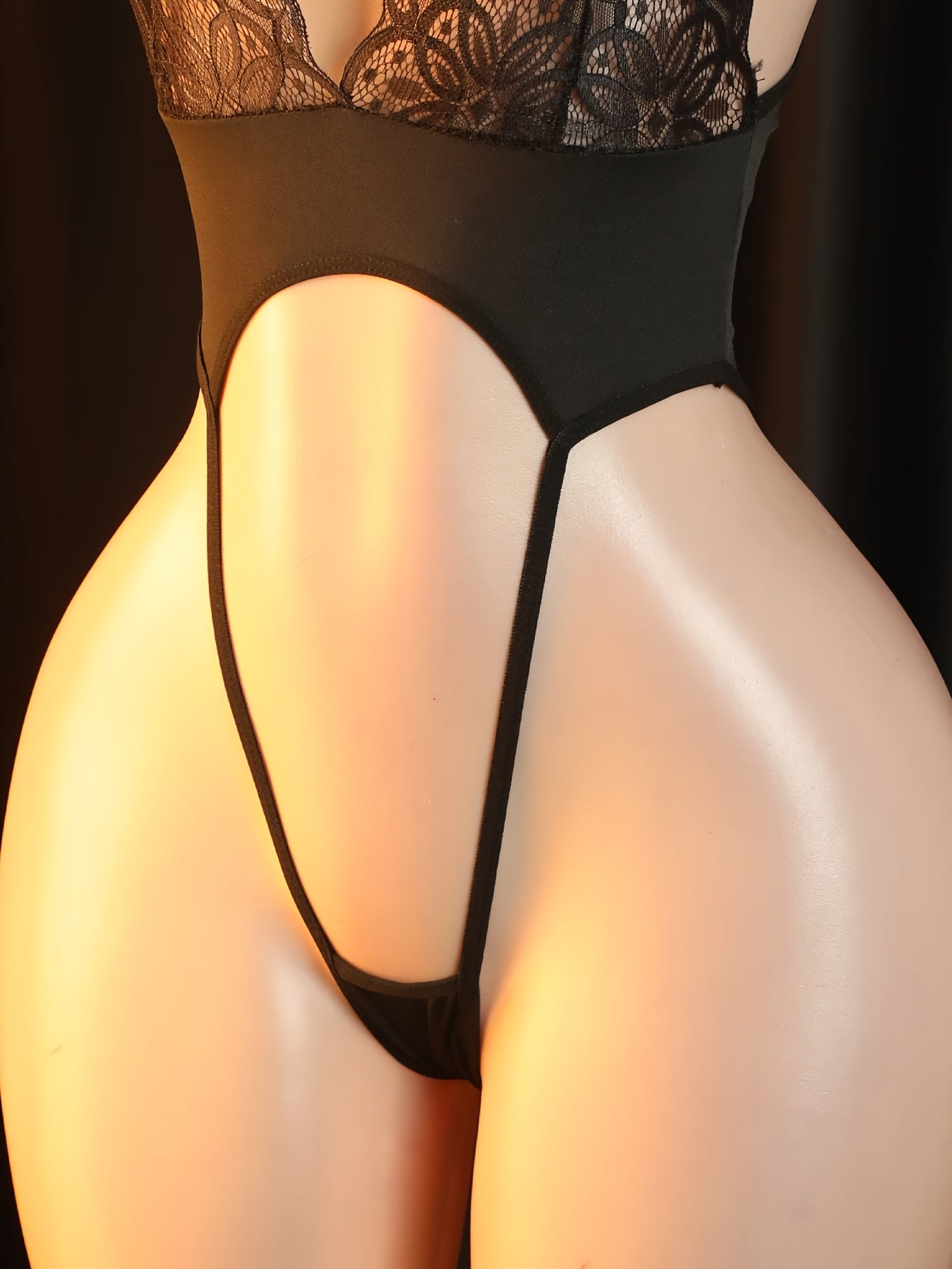 جسم نسائي باللون الأسود