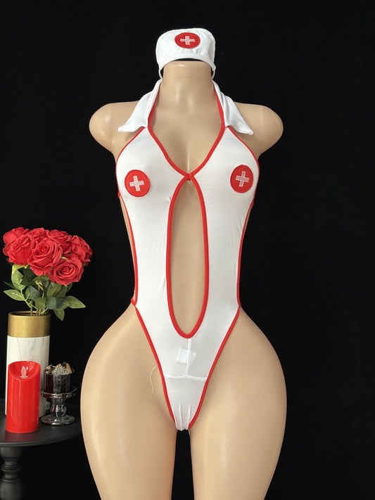 زي مريم التمريض الأبيض