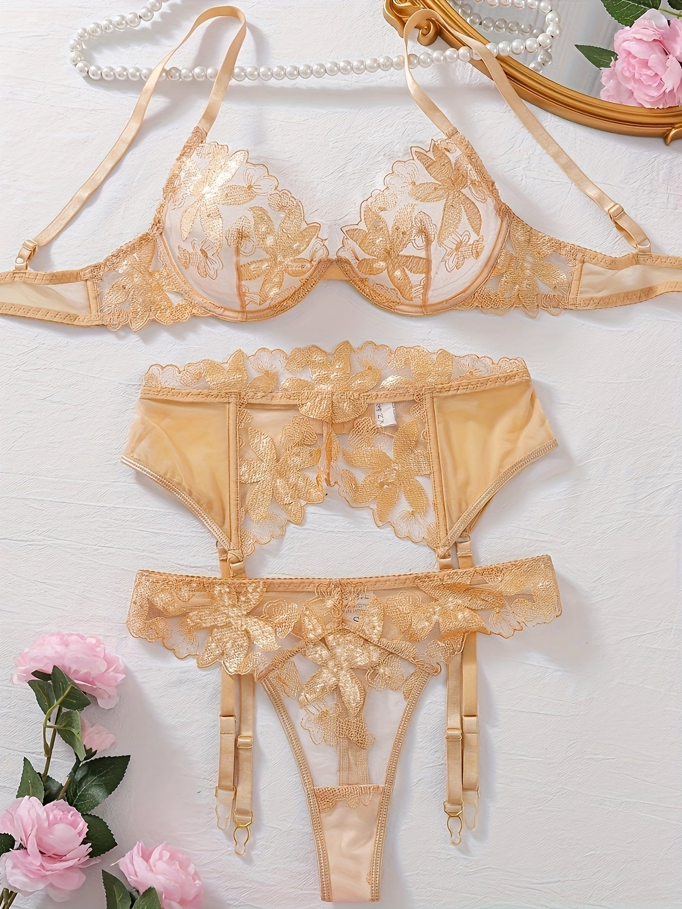 طقم لانجري ثلاثي القطع مع تطريز زهري