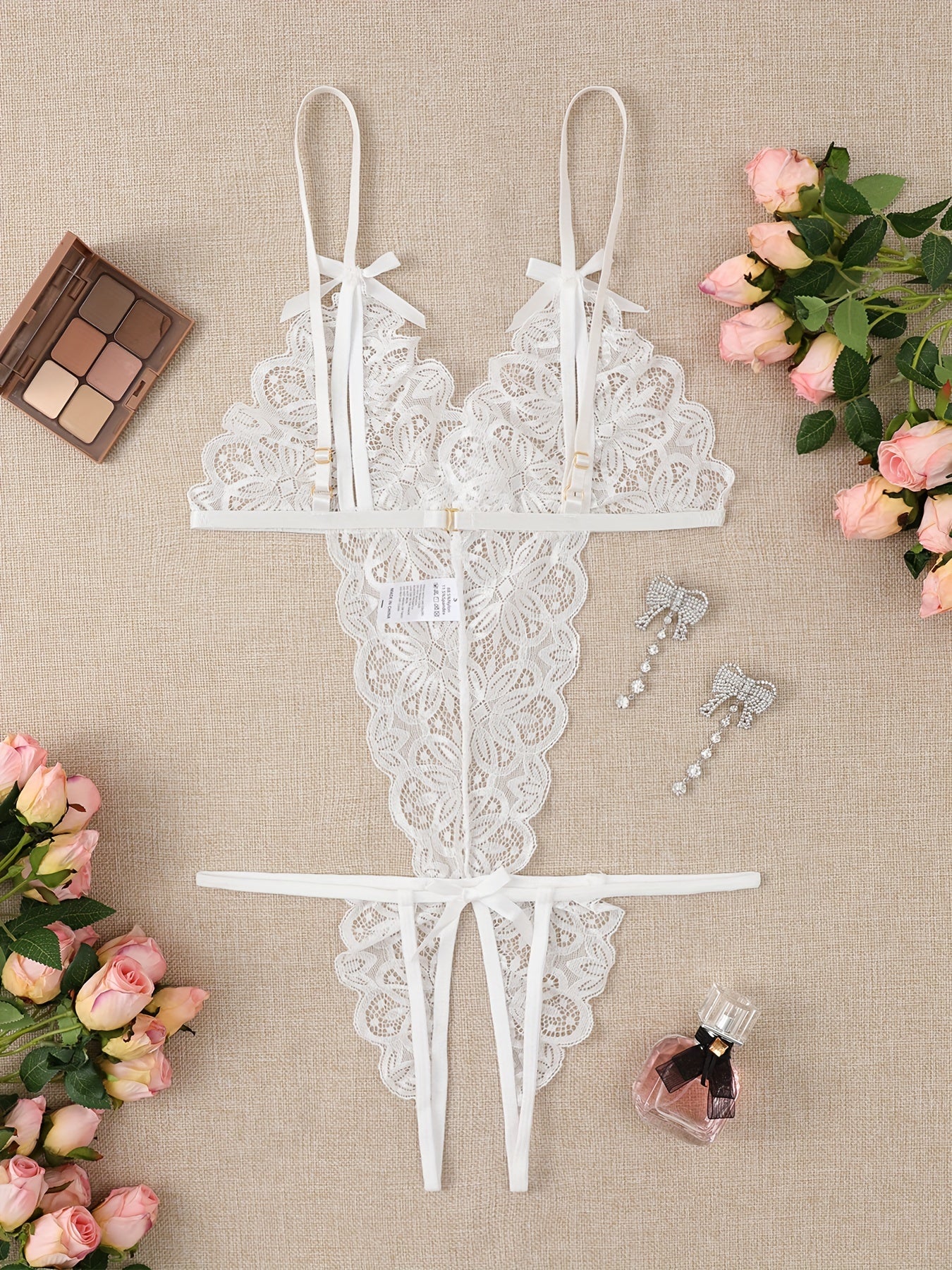 تبوتي أنثوي مزخرف بالدانتيل