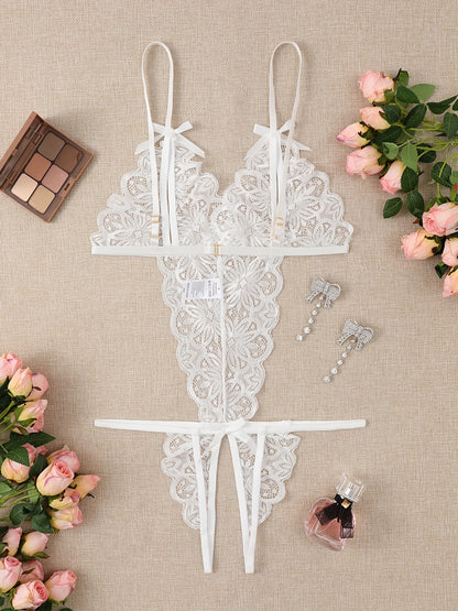 تبوتي أنثوي مزخرف بالدانتيل