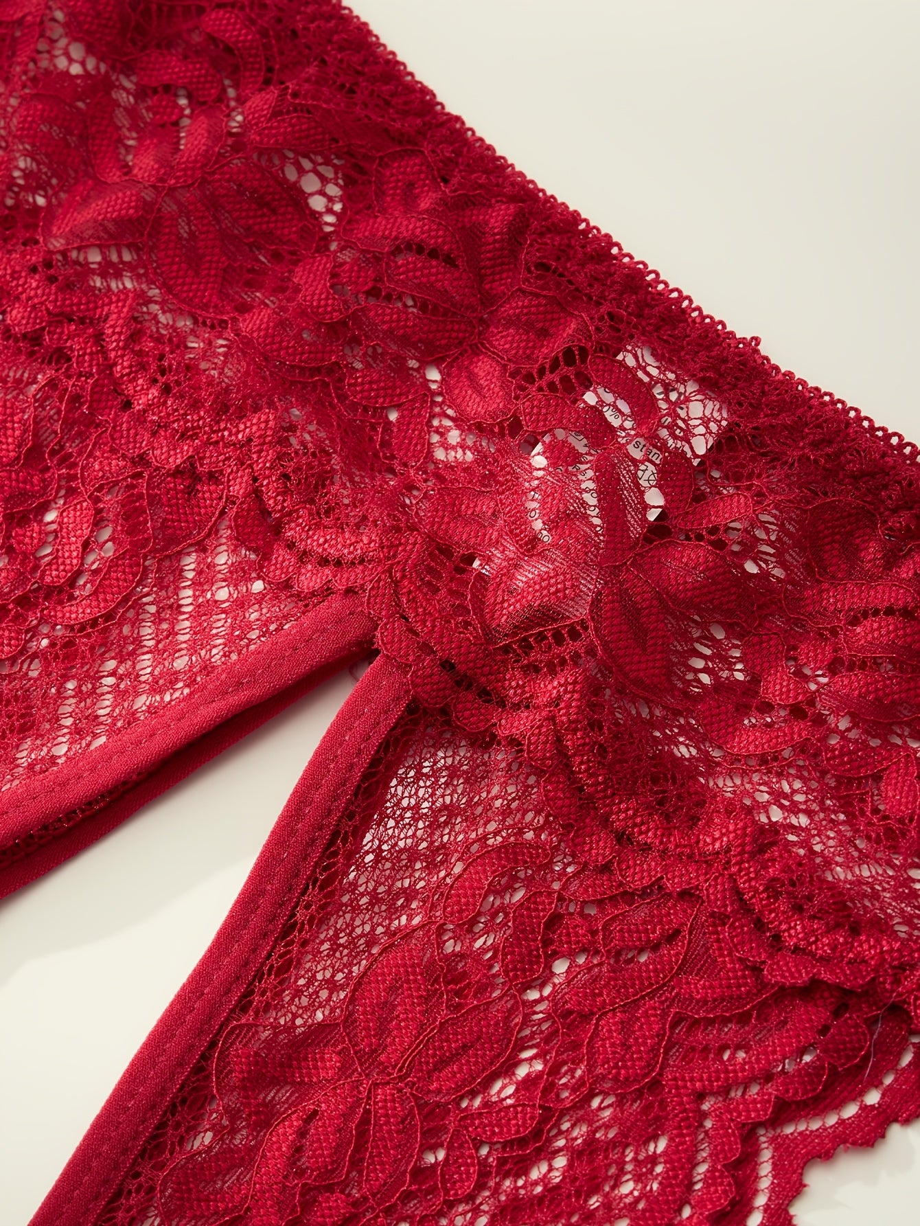 شورت داخلي دانتيل حمراء بحجم كبير