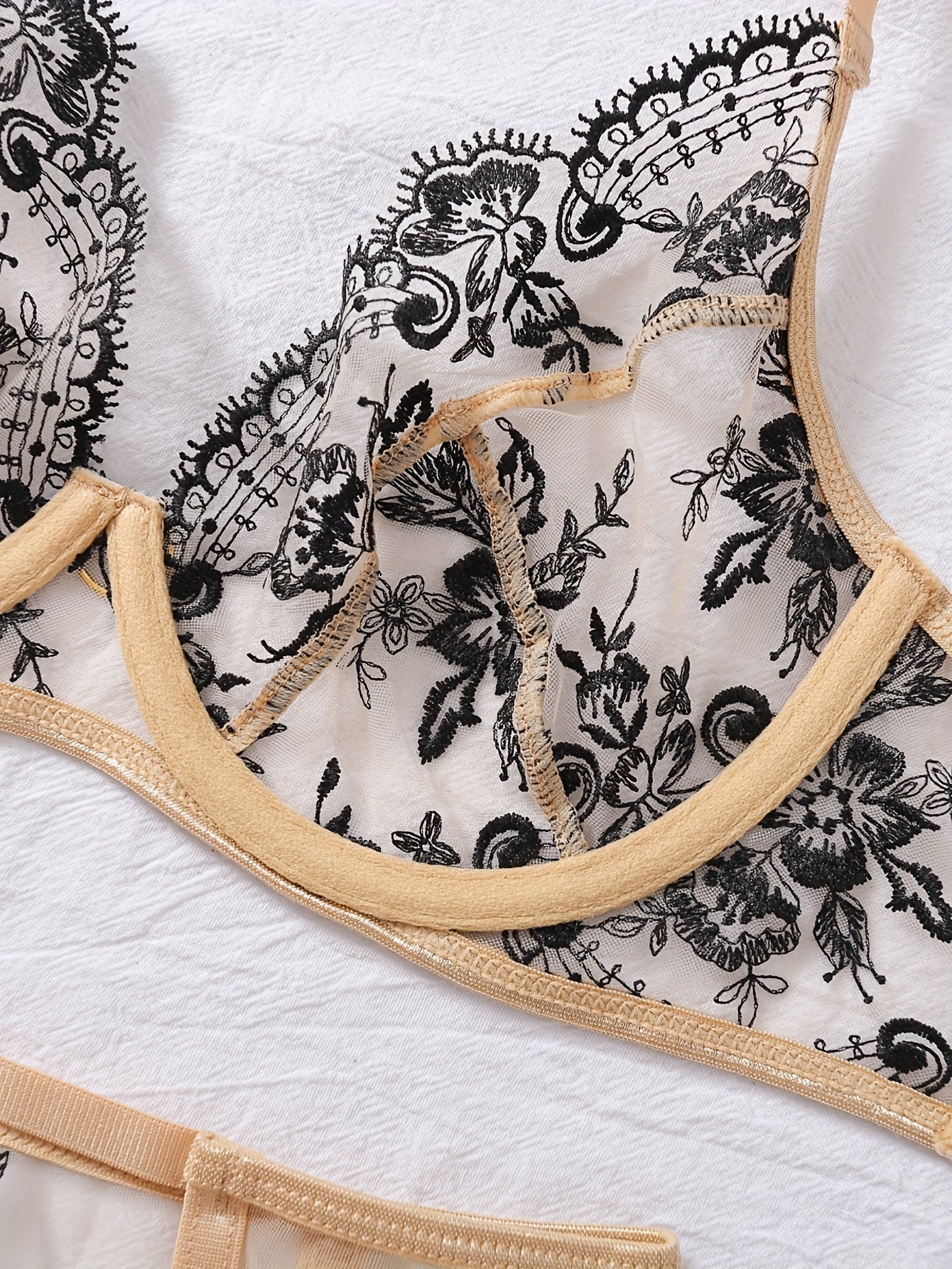 طقم ل lingerie بزهور مرسومة