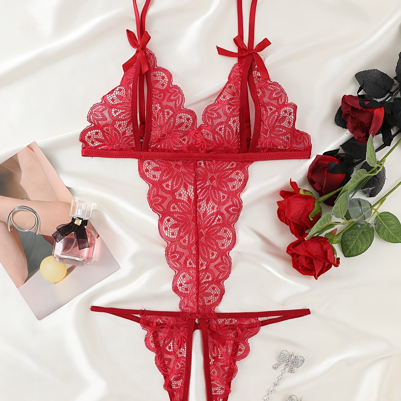 تبوتي أنثوي مزخرف بالدانتيل