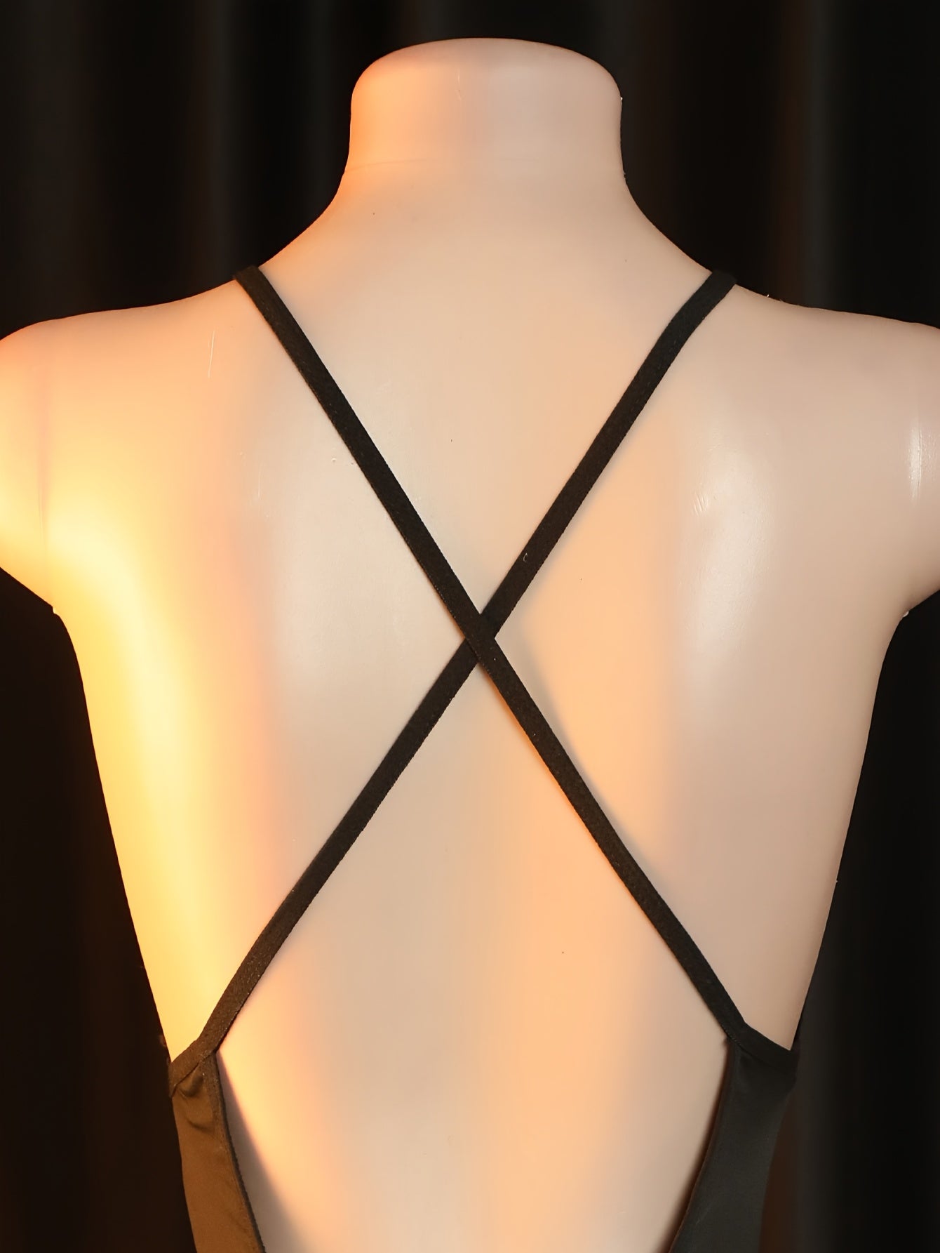 جسم نسائي باللون الأسود