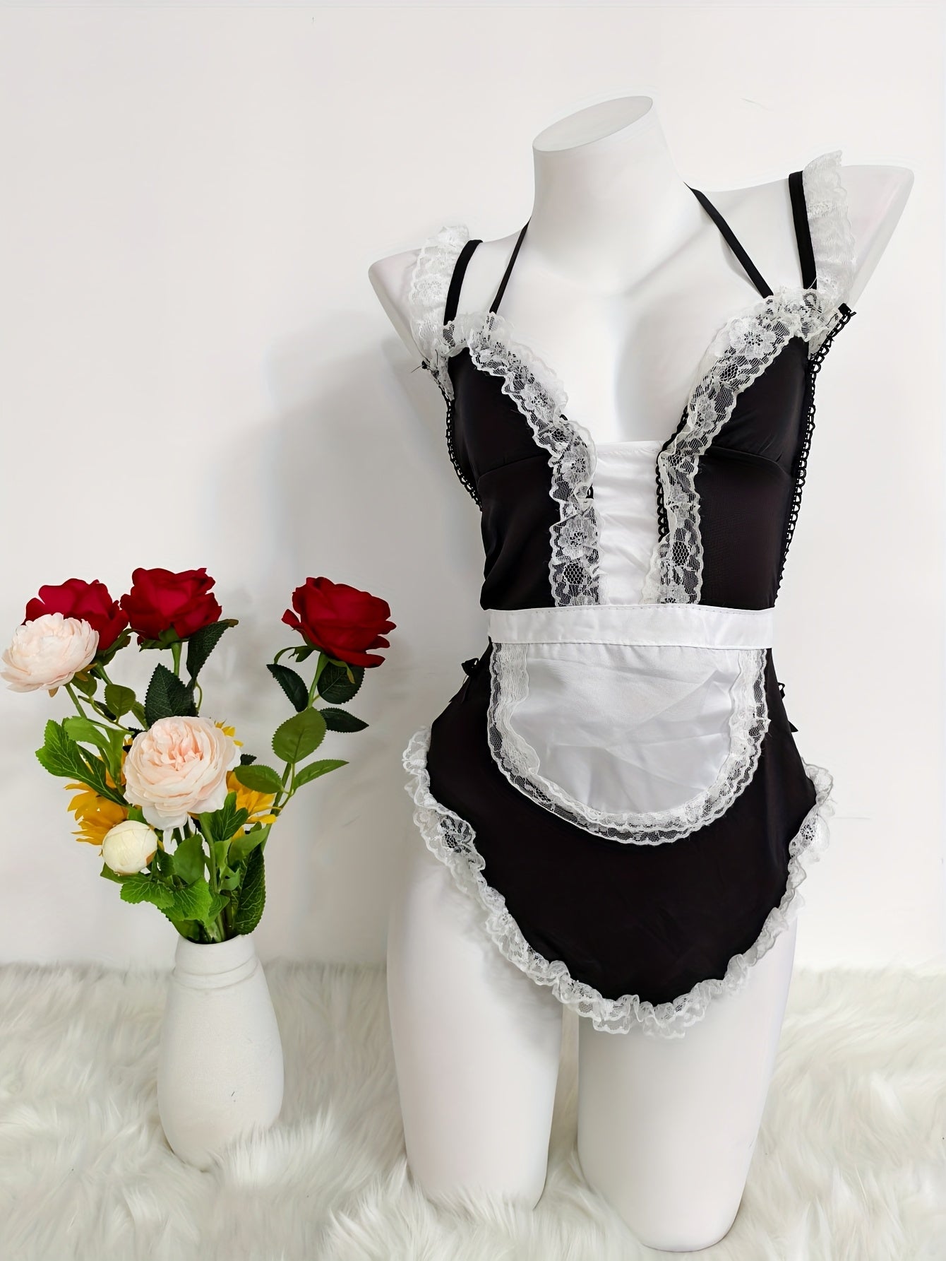 زي خادمة باللونين الأسود والأبيض