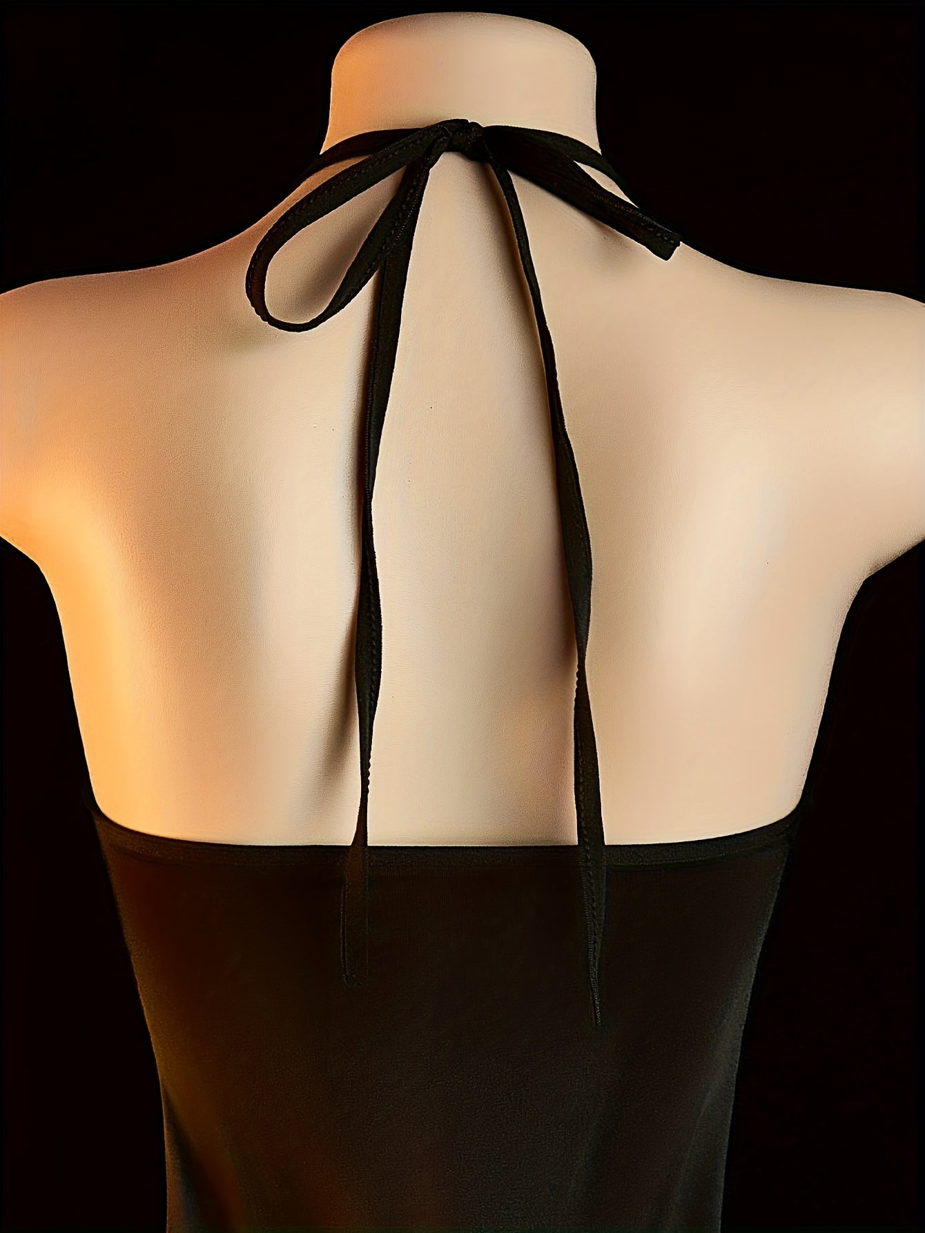 فستان سهرات مكشوف الظهر