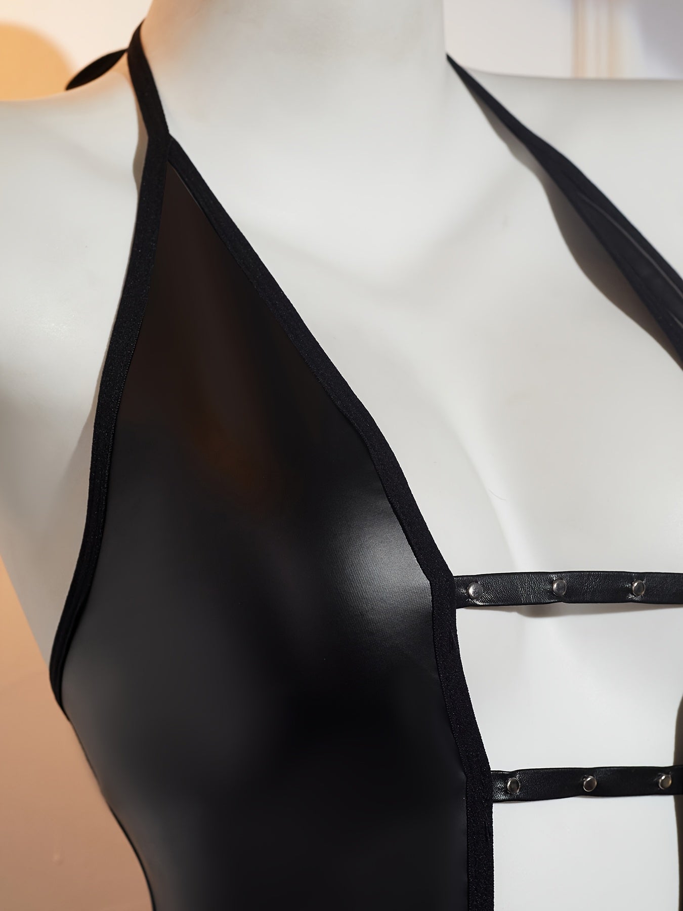 فستان شبه عاري بسحاب V