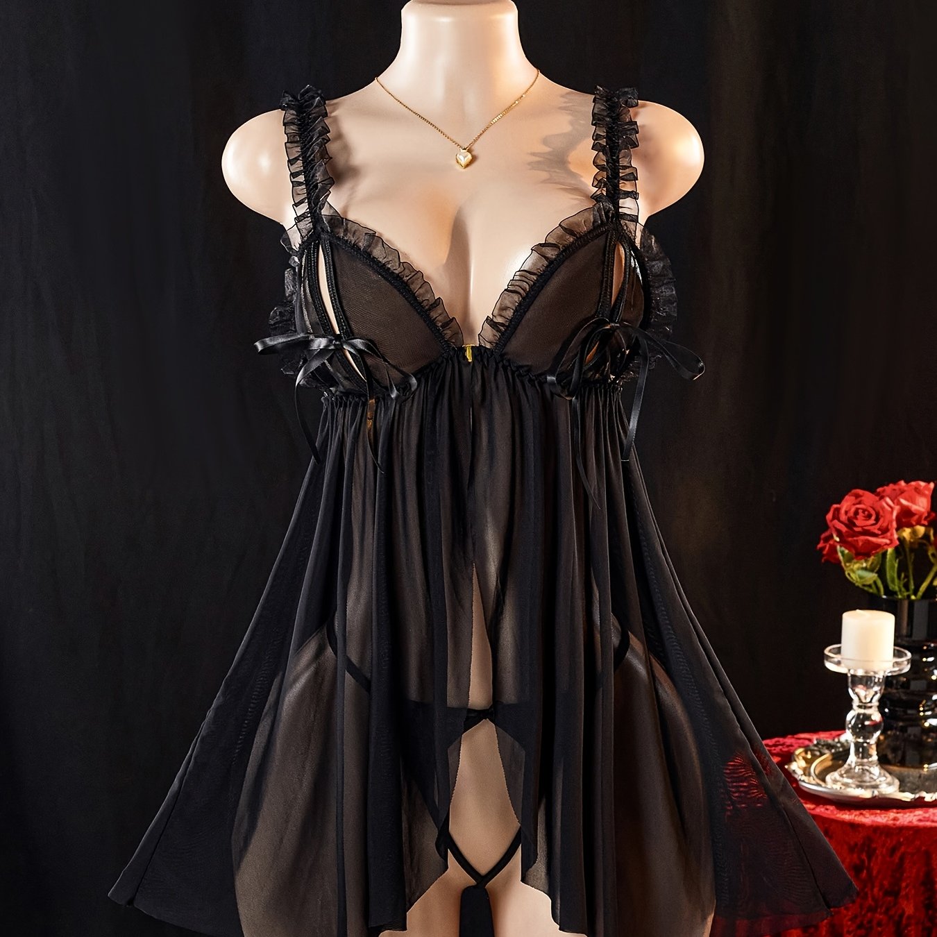 فستان مكون من قماش الدانتيل والبانتي