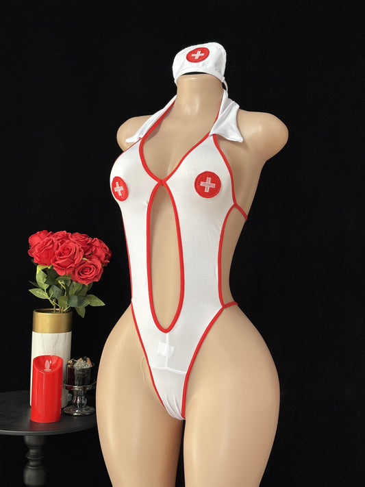 زي مريم التمريض الأبيض