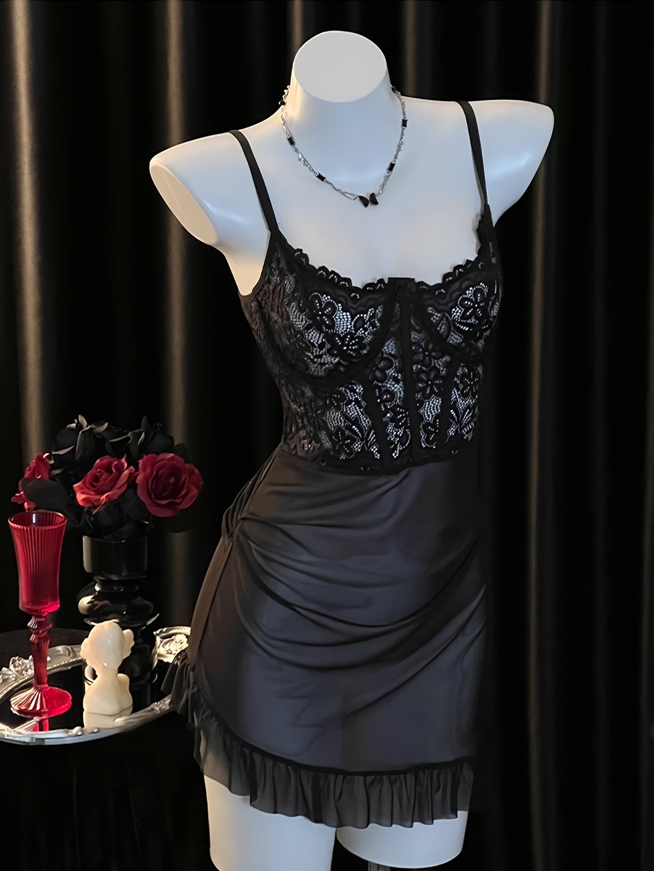 بدلة مثيرة بقصة دانتيل سوداء