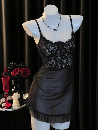 بدلة مثيرة بقصة دانتيل سوداء