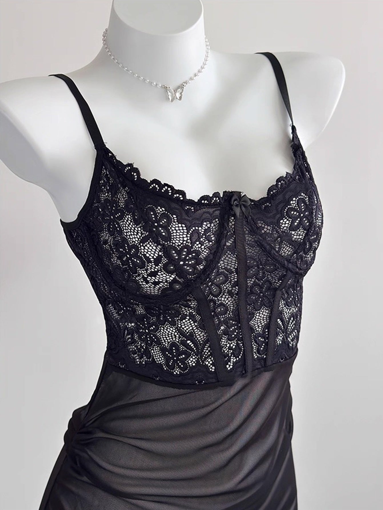 بدلة مثيرة بقصة دانتيل سوداء