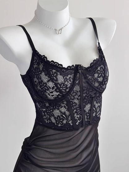 بدلة مثيرة بقصة دانتيل سوداء